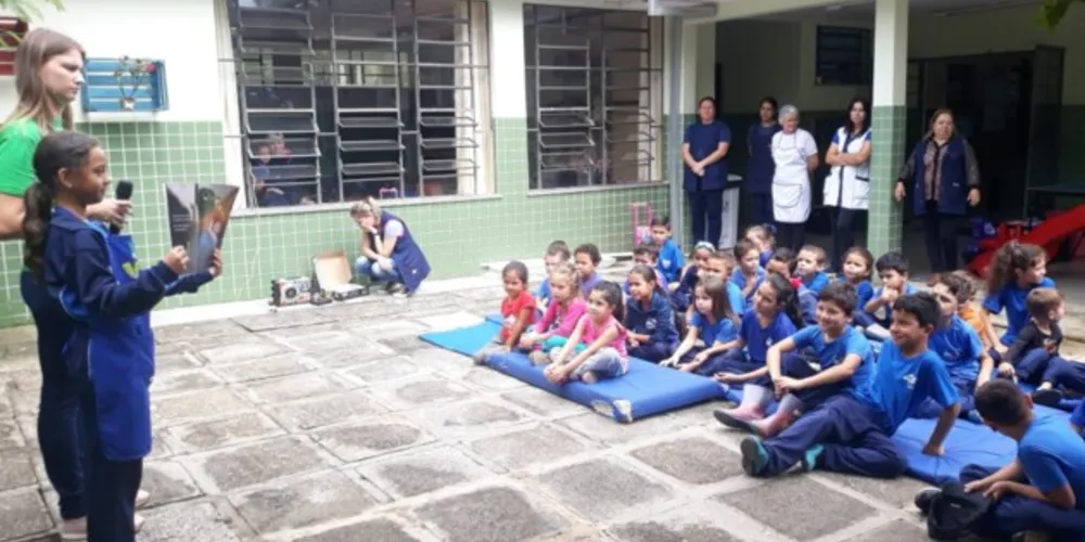 As atividades de incentivo a leitura acontecem nos mais variados espaços da escola e até mesmo fora dela