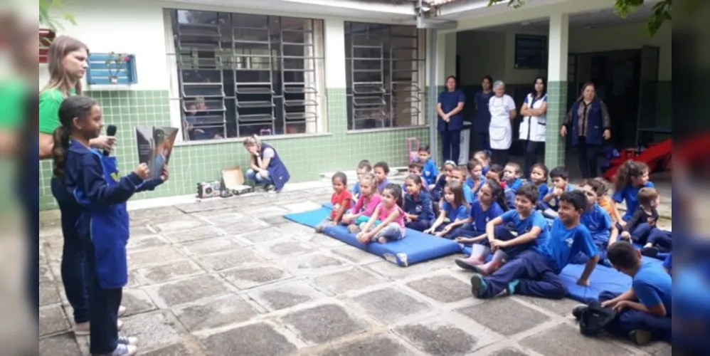 As atividades de incentivo a leitura acontecem nos mais variados espaços da escola e até mesmo fora dela