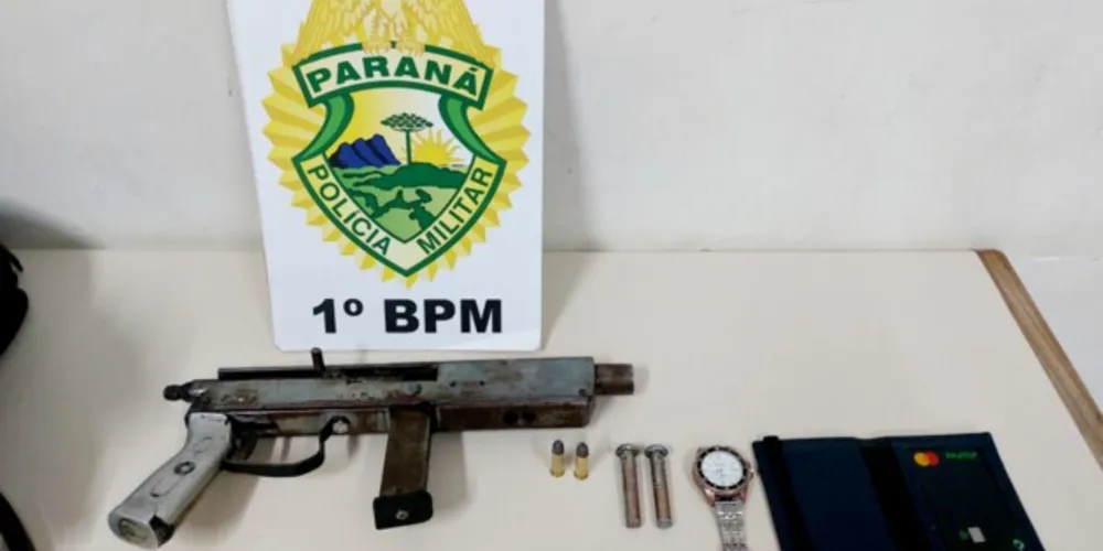 Além da arma, itens que estavam com suspeito foram apreendidos