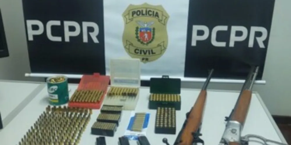 Armas e munições foram encontrados em estacionamento e em uma residência