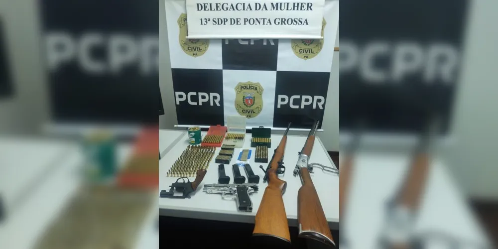 Armas e munições foram encontrados em estacionamento e em uma residência