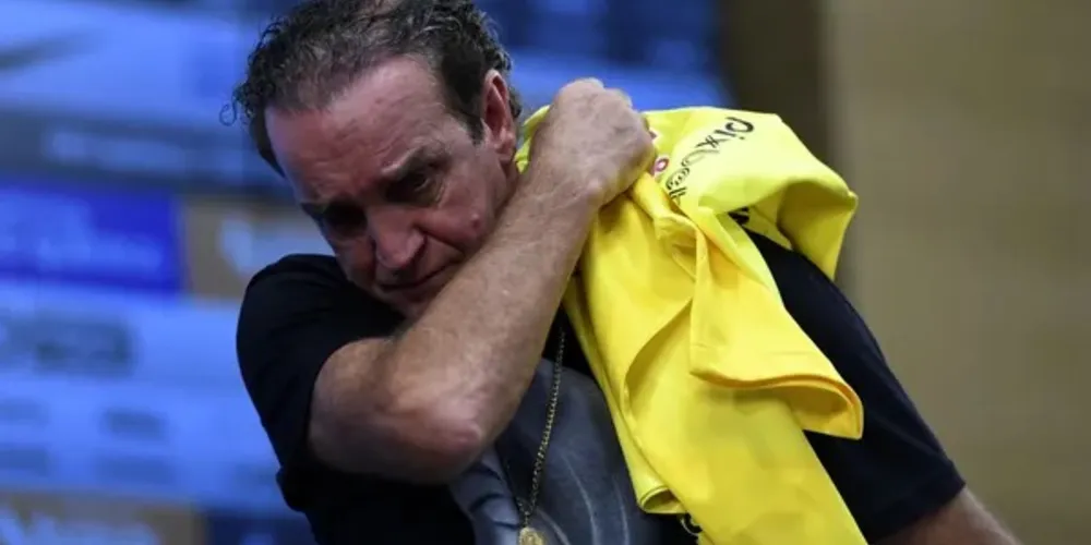 Diretoria dizia acreditar na inocência do treinador, que assim se declara