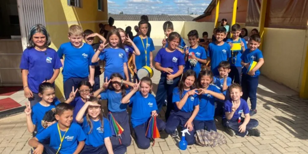 Os alunos realizaram a encenação do poema "Guarda-chuvas" como resultado de um mês de ensaio