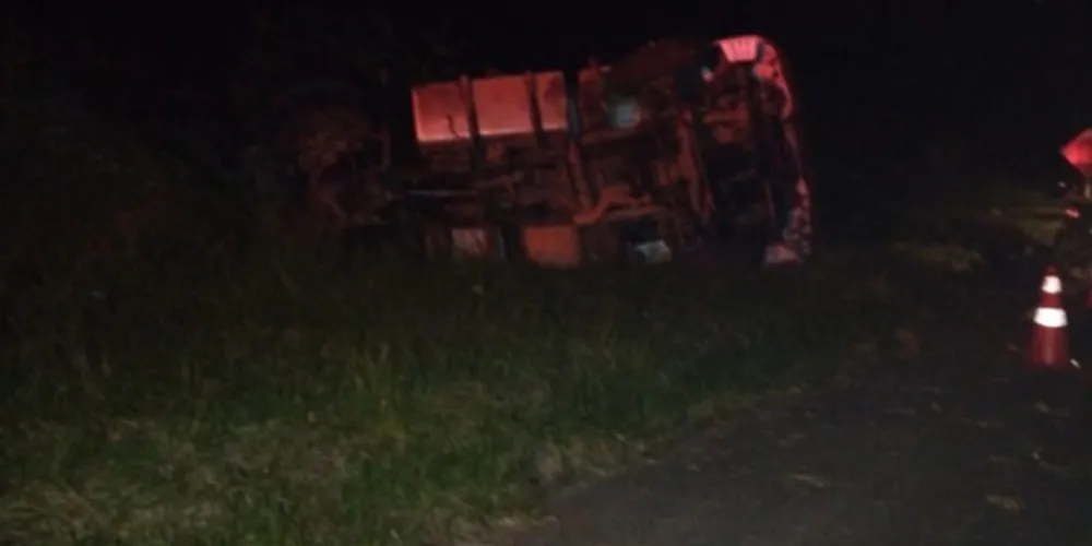Veículo saiu da pista e tombou por volta das 19h30