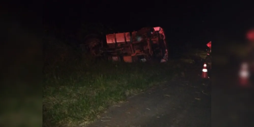 Veículo saiu da pista e tombou por volta das 19h30
