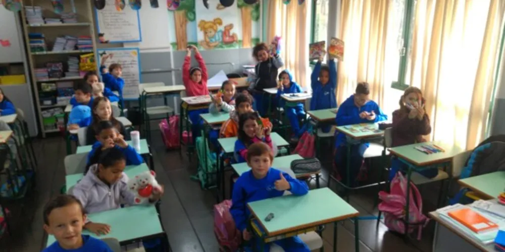 Após uma conversa inicial sobre o tema, a professora propôs aos alunos que levassem algum item de suas coleções para a sala de aula