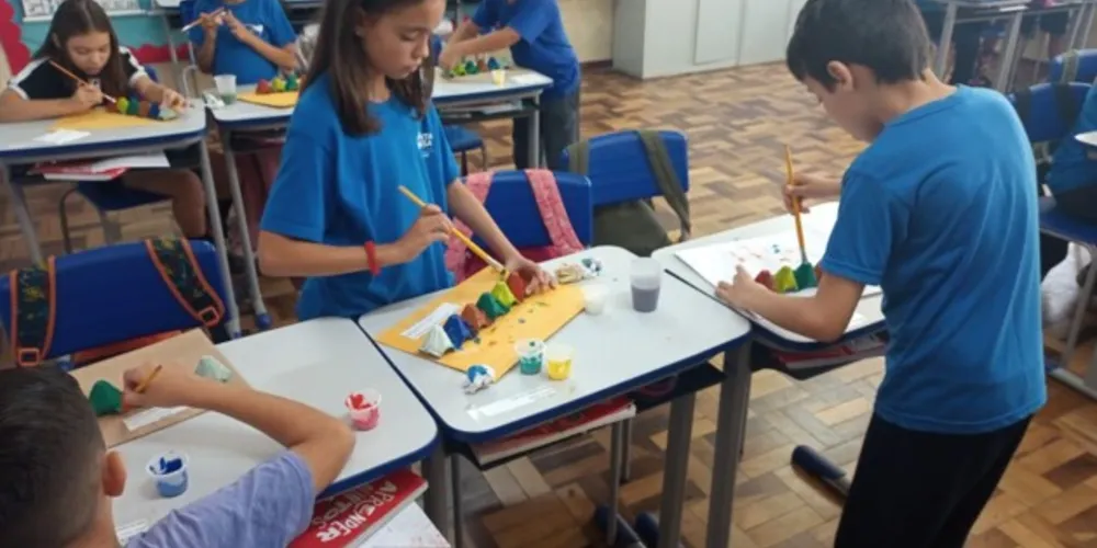 Os alunos elaboraram os ábacos utilizando caixas de ovos, palitos de churrasco e macarrão