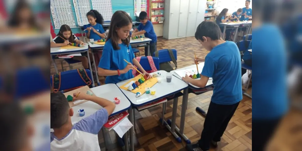 Os alunos elaboraram os ábacos utilizando caixas de ovos, palitos de churrasco e macarrão