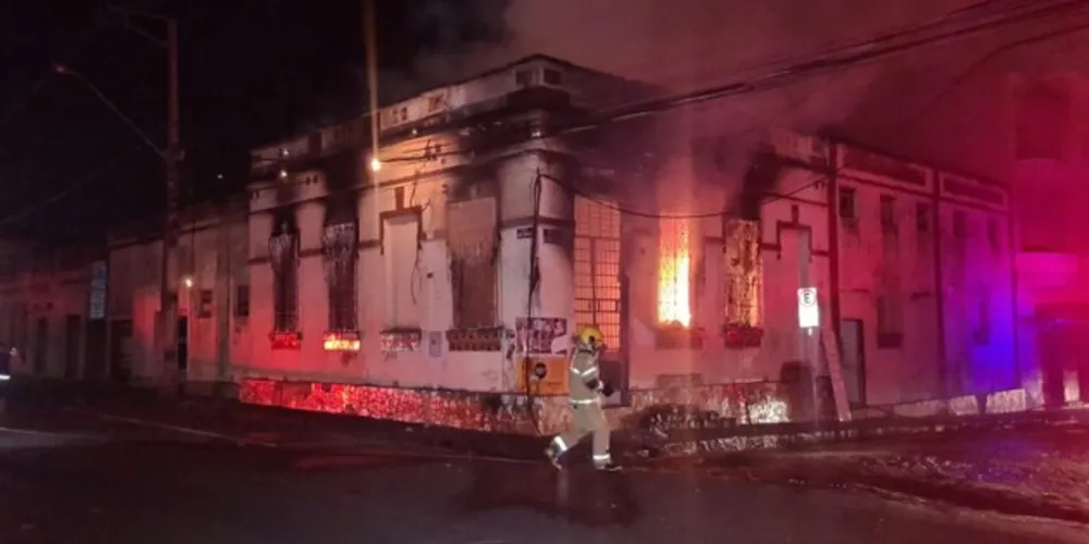 Hotel ficou completamente destruído