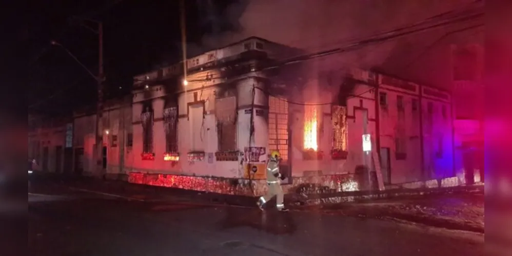 Hotel ficou completamente destruído