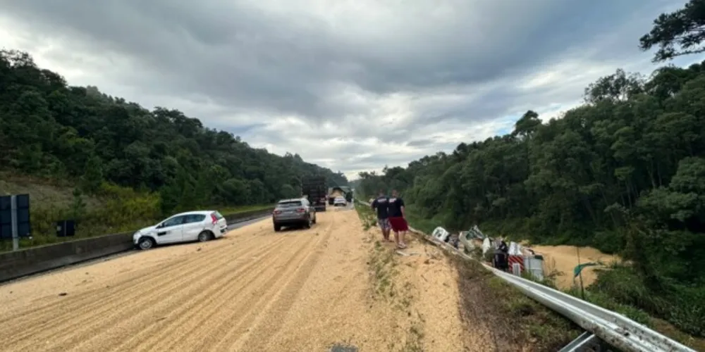 Parte da carga de soja de um dos caminhões caiu sobre a pista