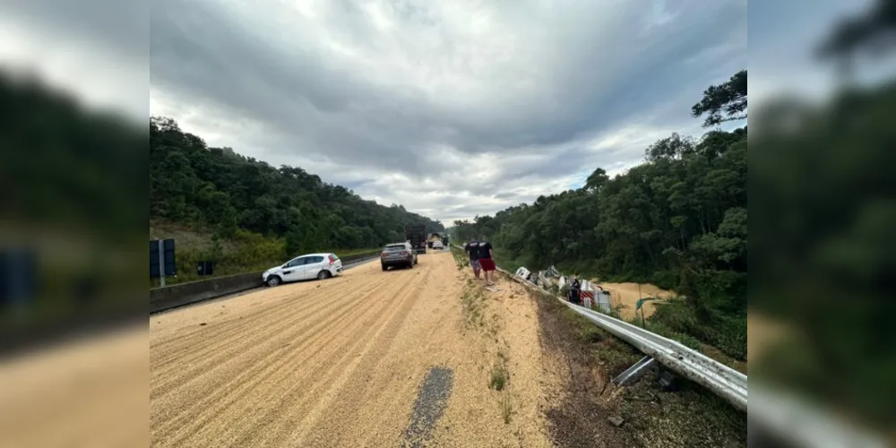 Parte da carga de soja de um dos caminhões caiu sobre a pista