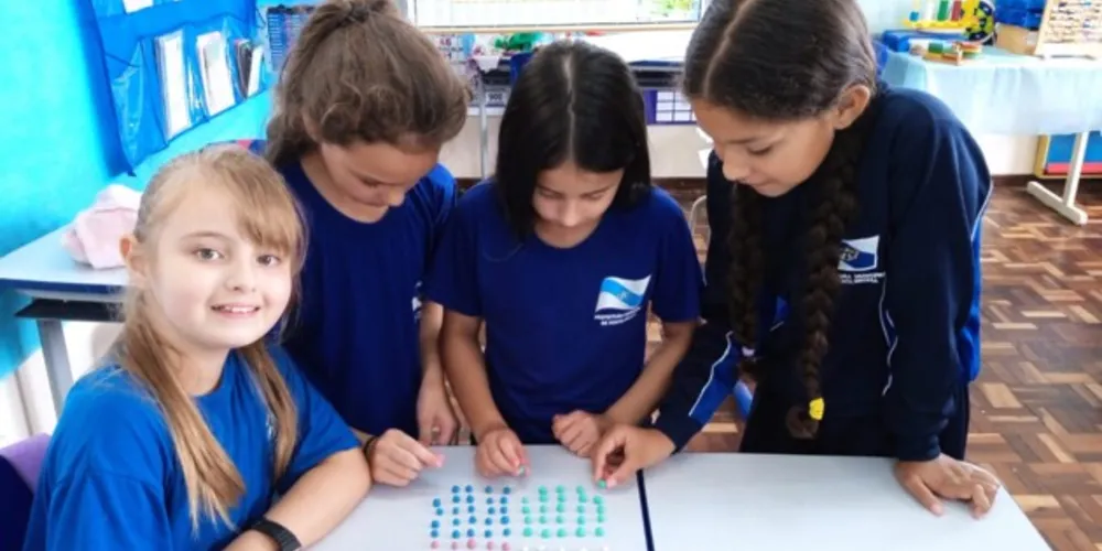 Foram trabalhadas questões como cálculos em adição, subtração, multiplicação, divisão e resoluções de problemas matemáticos