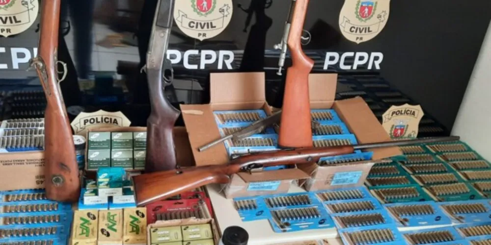 Foram apreendidas cinco armas de fogo, munições de diversos calibre, além de insumos para fabricação e carregamento de munições