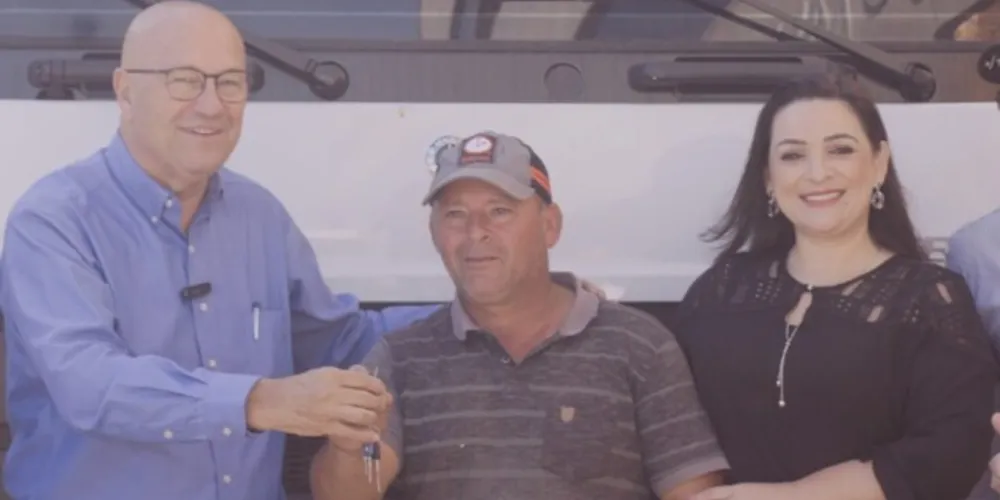 Prefeita Elisangela Pedroso e deputado Romanelli estiveram presentes na solenidade que marcou a entrega dos veículos