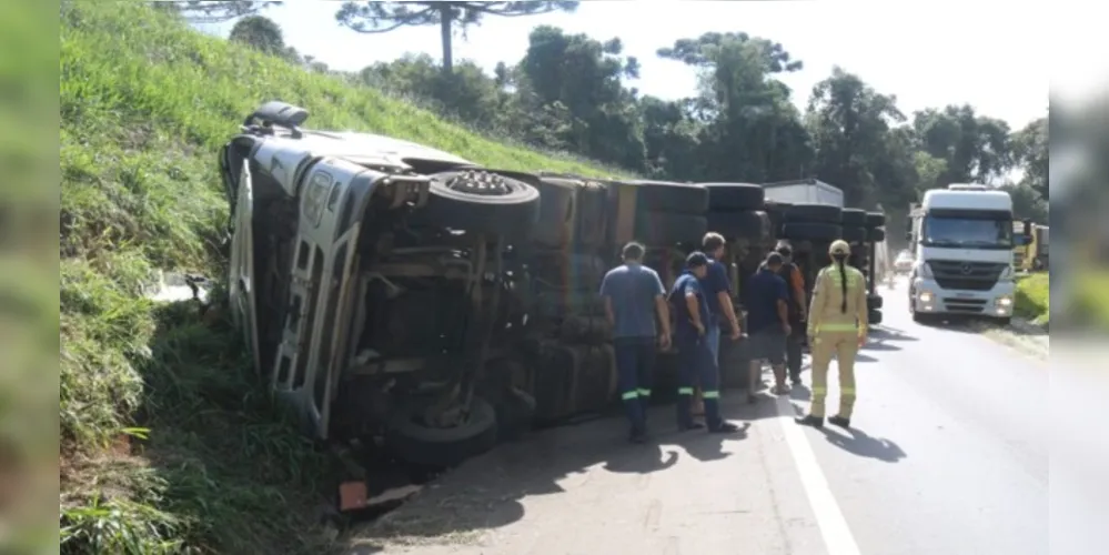 O caminhão Auto Bomba Tanque Resgate (ABTR) do Corpo de Bombeiros também prestou atendimento à ocorrência