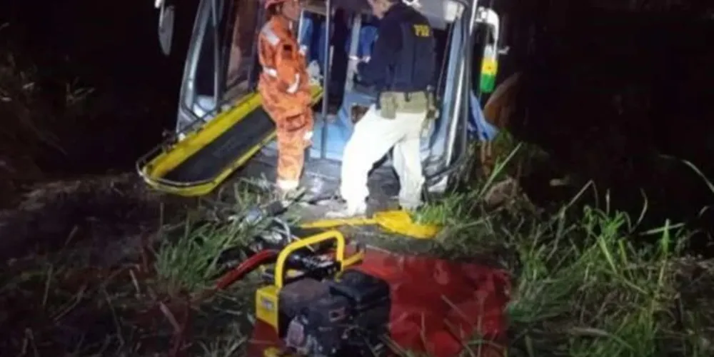 Um ônibus com 25 passageiros saiu da faixa de tráfego e caiu em uma ribanceira