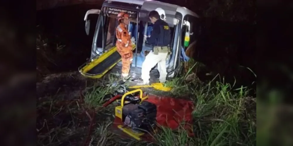 Um ônibus com 25 passageiros saiu da faixa de tráfego e caiu em uma ribanceira