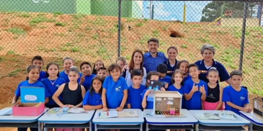 A turma confeccionou objetos com o intuito de representar poemas por eles escolhidos e realizou a apreesentação do poema "A Bailarina"