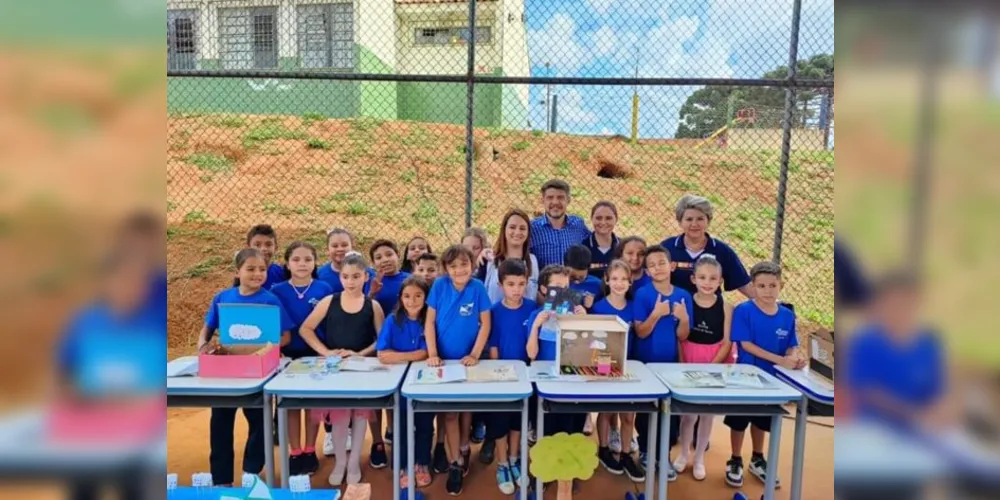 A turma confeccionou objetos com o intuito de representar poemas por eles escolhidos e realizou a apreesentação do poema "A Bailarina"