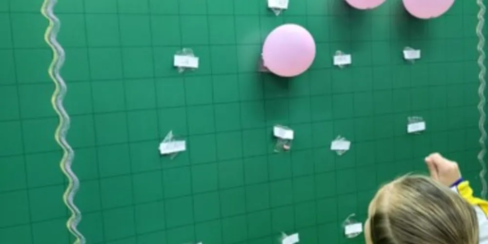 Em uma das atividades realizadas os alunos deveriam estourar balões e recitar a sílaba que estava dentro