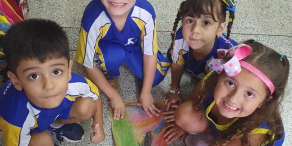 Cada estudante ajudou a colorir uma parte do corpo do boneco, fixando assim a nomenclatura dos membros do corpo humano