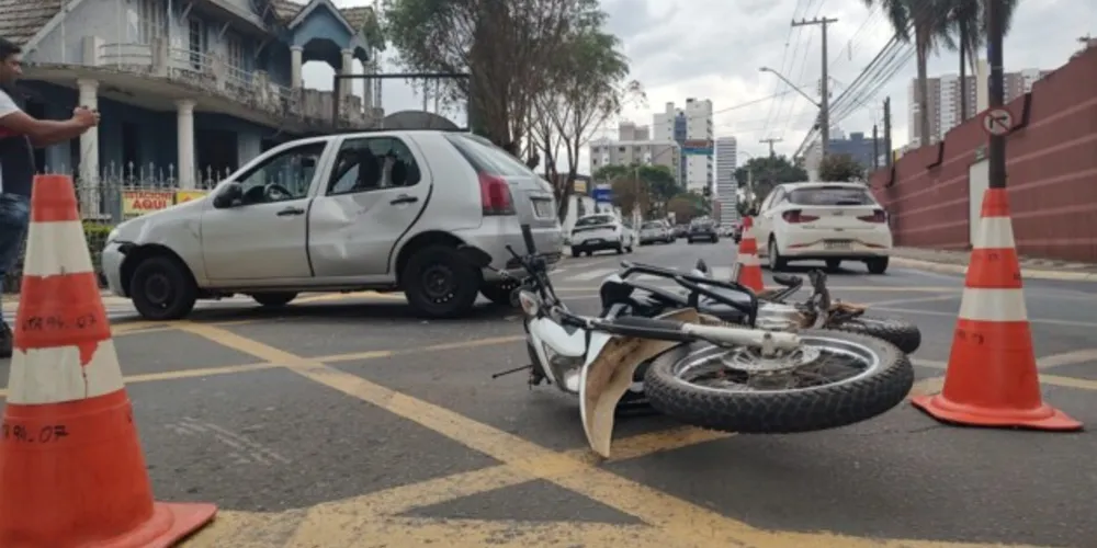 Colisão aconteceu em cruzamento no centro da cidade