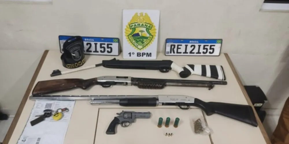 Entre os diversos itens apreendidos estão quatro armas de fogo