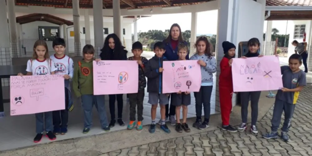 Alunos produziram cartazes para alertar sobre o tema