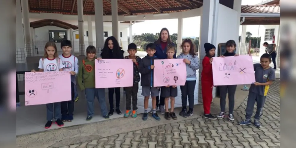 Alunos produziram cartazes para alertar sobre o tema