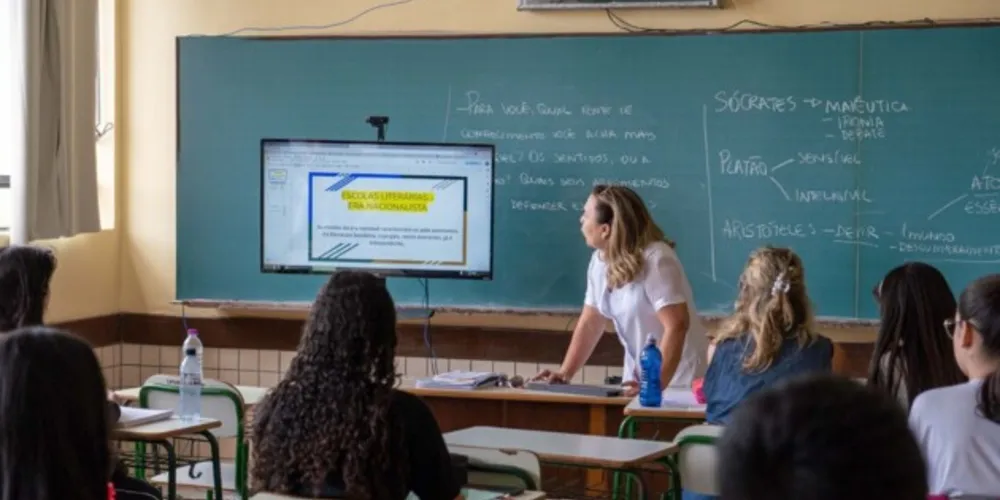 A taxa de inscrição é de R$ 100 para o candidato que opte por concorrer apenas em um cargo