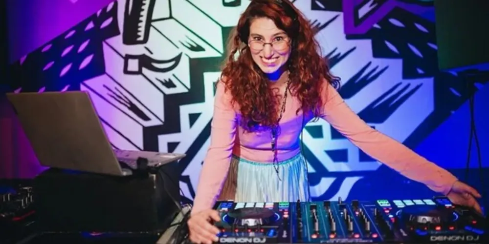 DJ Tetê é uma das atrações da primeira Onda Criativa, que acontece neste sábado (13)