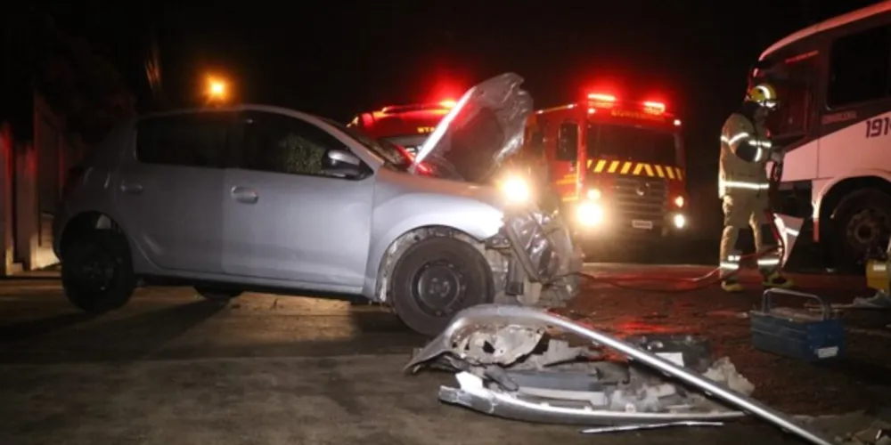 Os veículos bateram de frente na rua Almirante Barroso, região do Núcleo Rio Verde