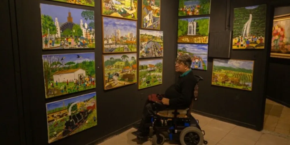 As obras de arte estão expostas adequadamente, depois de passar por uma curadoria