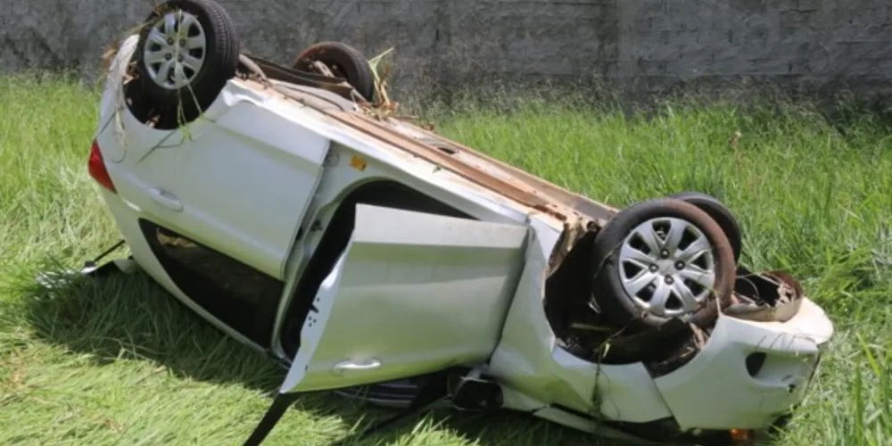O carro saiu da estrada e capotou, parando com as rodas para o ar