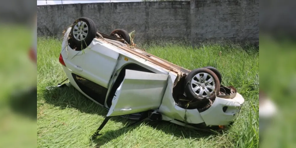 O carro saiu da estrada e capotou, parando com as rodas para o ar