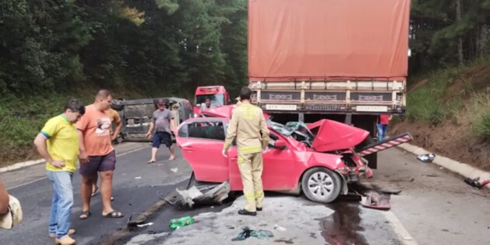 Carro ficou destruído ao ser lançado contra a traseira do caminhão
