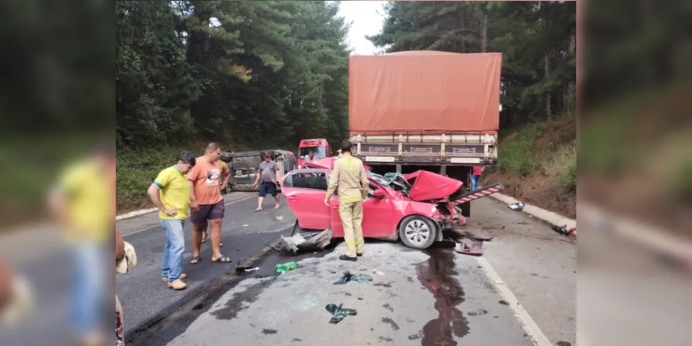 Carro ficou destruído ao ser lançado contra a traseira do caminhão