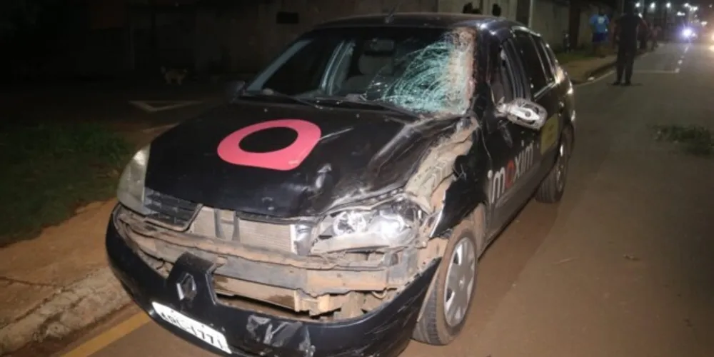 Carro de aplicativo ficou com a frente e o para-brisa danificados