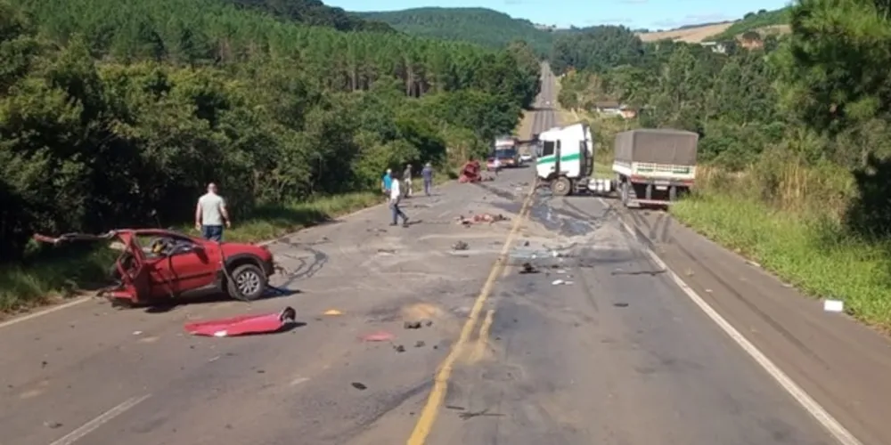 Peugeot 206 teria invadido a pista contrária e colidiu lateralmente contra uma carreta