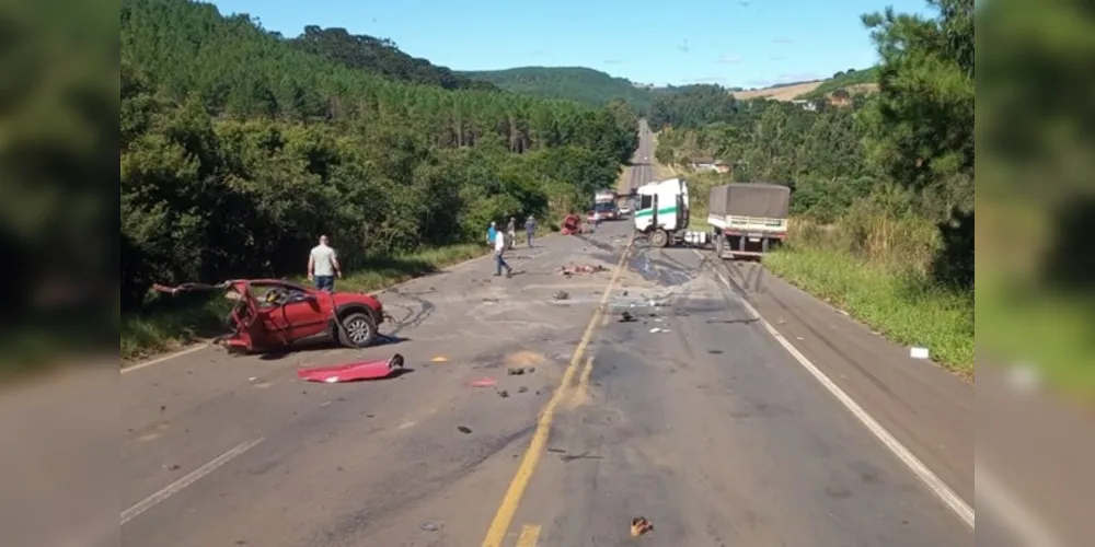 Peugeot 206 teria invadido a pista contrária e colidiu lateralmente contra uma carreta