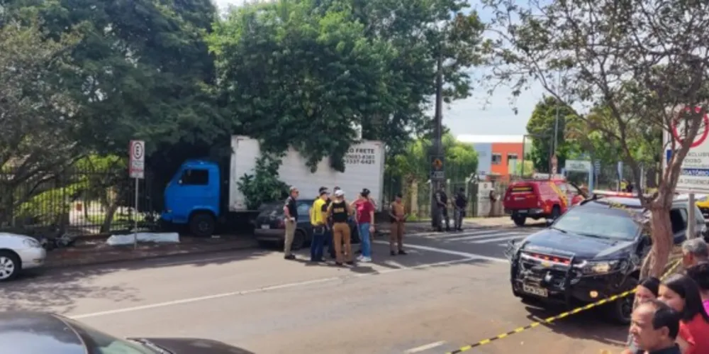 A mulher conduzia a motocicleta que foi arrastada pelo caminhão que só parou ao bater na grade do Museu