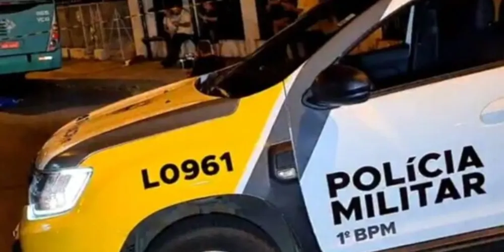 Relatos apontam que o rapaz teria sido atingido por um carro enquanto corria para pegar o ônibus. Na sequência, houve o atropelamento