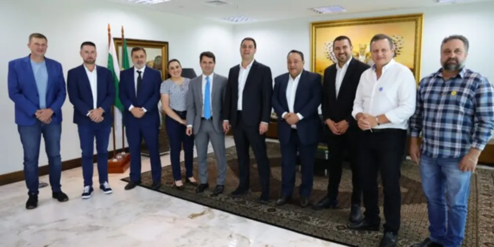 Ratinho Junior recebeu os deputados Hussein Bakri e Alexandre Curi acompanhados de prefeitos da região para discutir a destinação desse recurso