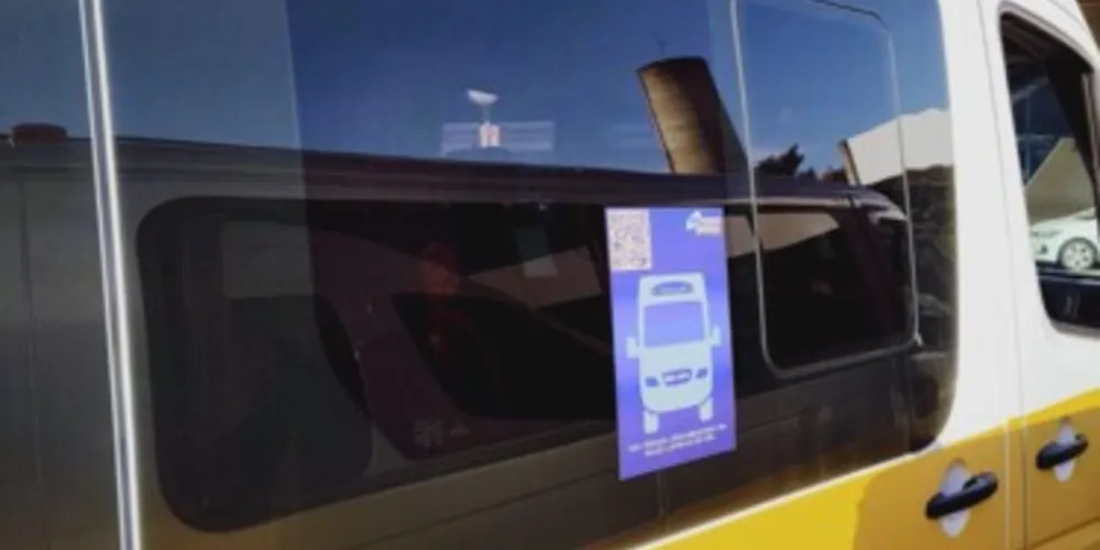 Ao todo 108 veículos de 54 permissionários contarão com os adesivos