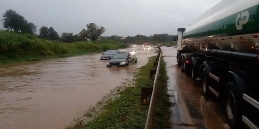Avenida Presidente Kennedy foi inundada na tarde desta quarta-feira (29)