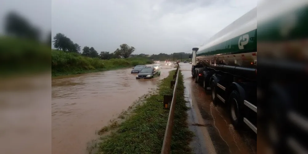 Avenida Presidente Kennedy foi inundada na tarde desta quarta-feira (29)