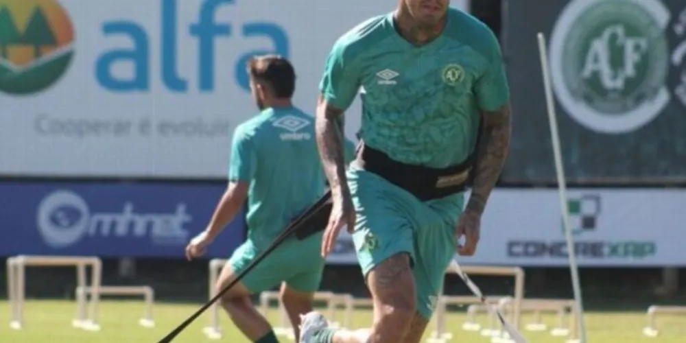 Victor Ramos durante treinamento com a camisa da Chapecoense