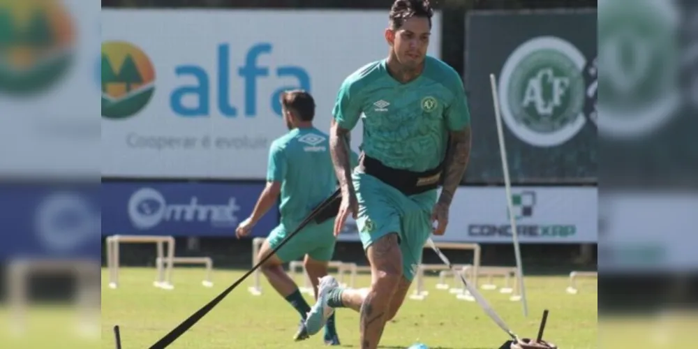 Victor Ramos durante treinamento com a camisa da Chapecoense