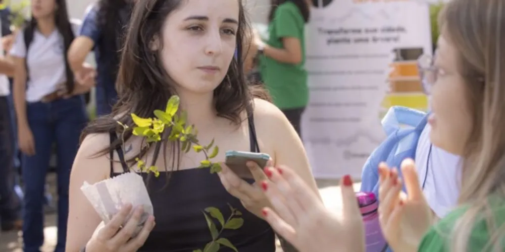 Foram cerca de 5 mil mudas doadas e 500 quilos de alimentos não perecíveis arrecadados.